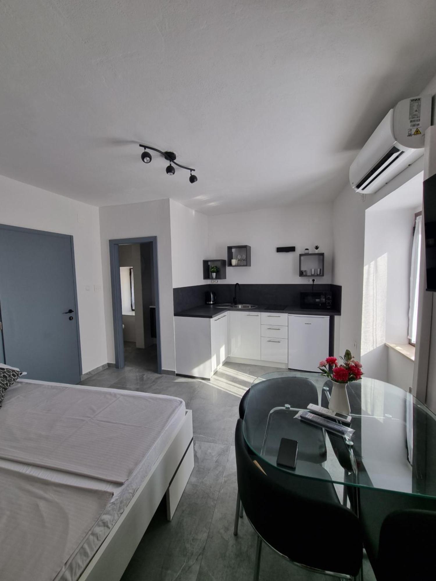 Apartments And Room Vela Senj  Oda fotoğraf